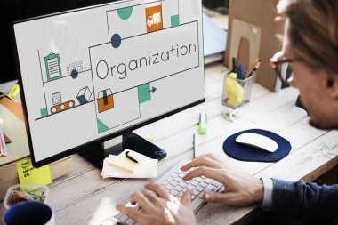 Bilgisayarda çalışan adam  