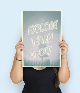 Kadın afişini tutar 