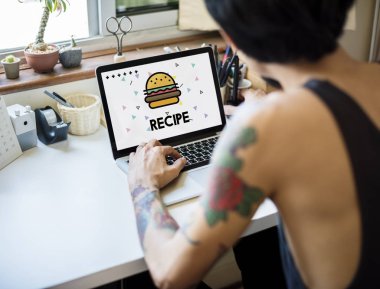 Dövmeli adam laptop çalışma