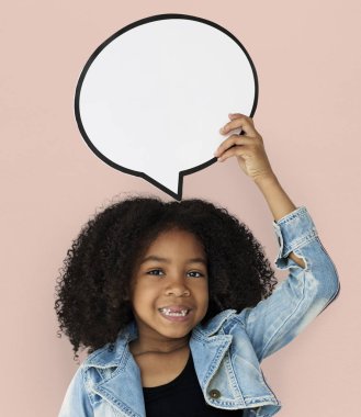 Kız holding genel gider konuşma balonu