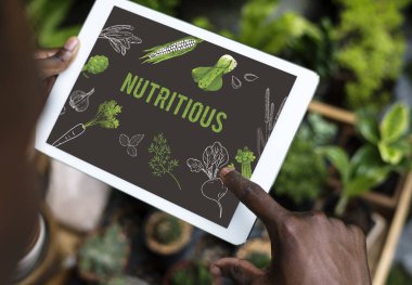 Dijital tablet kullanan kişi 