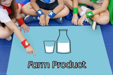 Süper kahramanlar çocuk posteri ile katta oturan  