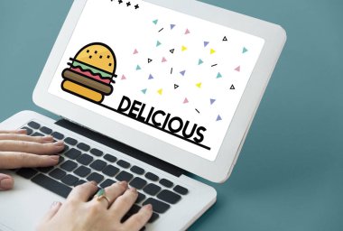 Dizüstü bilgisayarda yazan kadın klavyesi