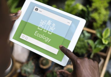 Dijital tablet kullanan kişi 