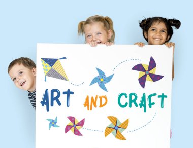 Çocuk afişini saklanıyor