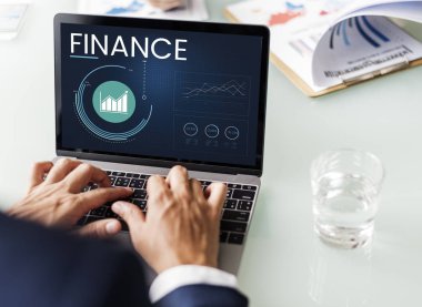 Bilgisayarla çalışan bir iş adamı