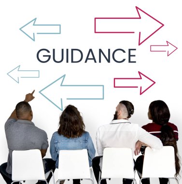 sandalye üzerinde oturan ve duvara bakarak insanlar 