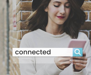 Akıllı telefon kullanan kadın 