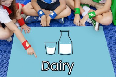 Süper kahramanlar çocuk posteri ile katta oturan  