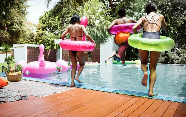 Девушки прыгают в бассейн — стоковое фото