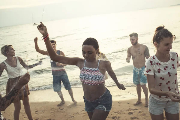 Amici che corrono sulla spiaggia — Foto Stock