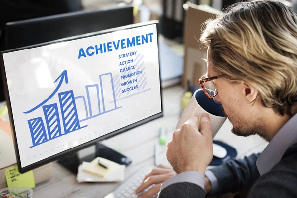 Bilgisayarda çalışan adam  