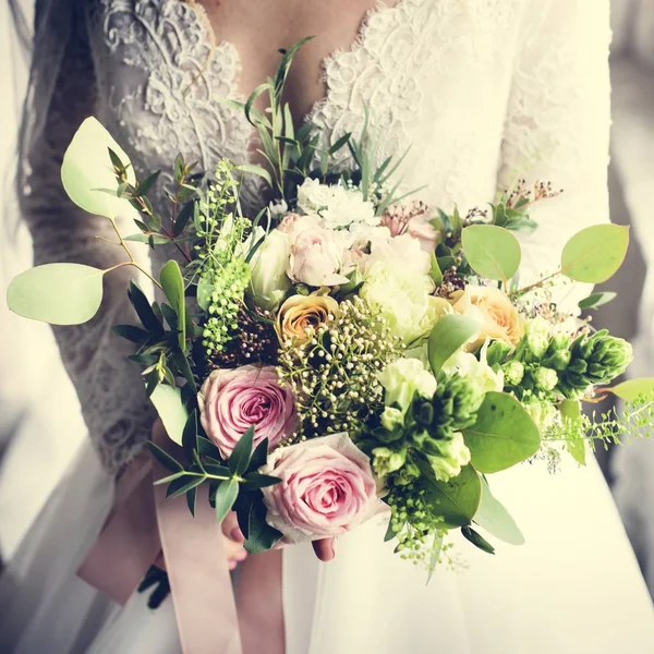 Bride Holding Bouquet — Stock Photo, Image