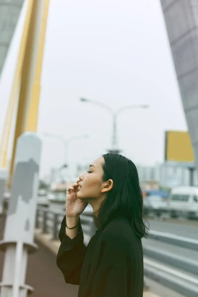 Ázsiai nő a hídon — Stock Fotó