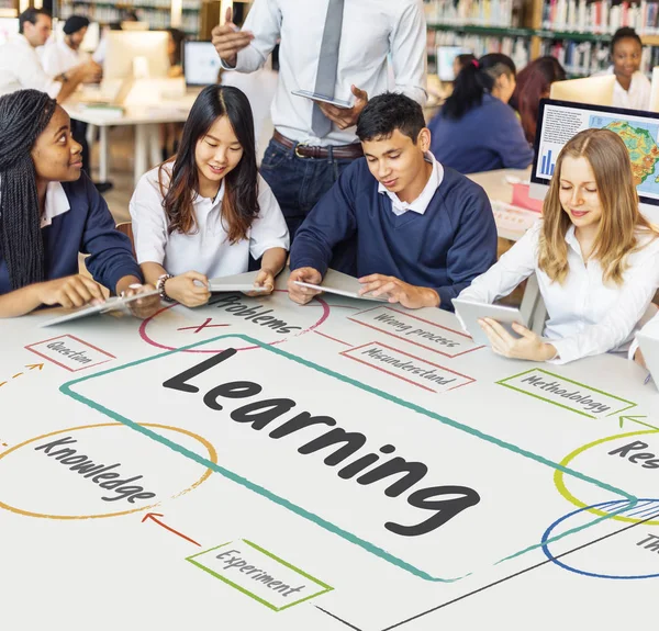 Studenten die studeren met tabletten — Stockfoto