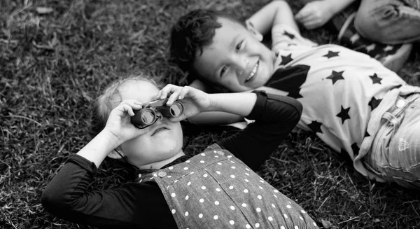 çocuklar çim üzerinde yalan