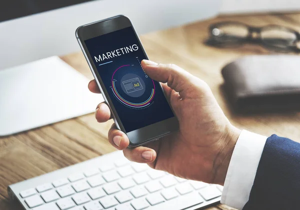 Geschäftsmann mit Smartphone — Stockfoto