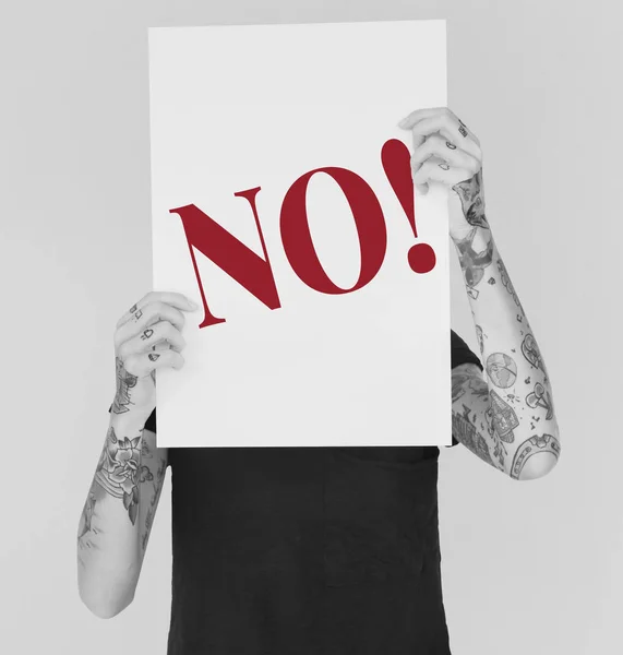 Mulher tatuada segurando cartaz — Fotografia de Stock