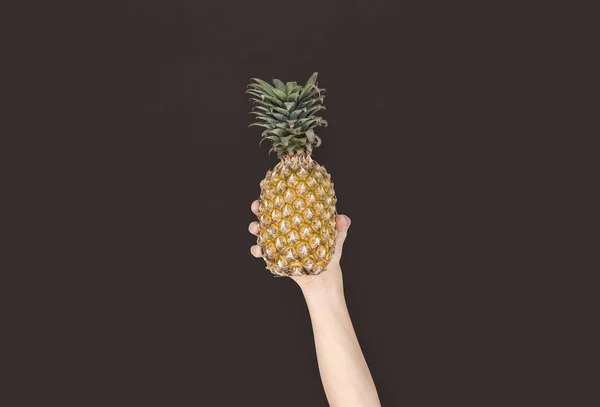 Trzymanie za rękę ananasa — Zdjęcie stockowe