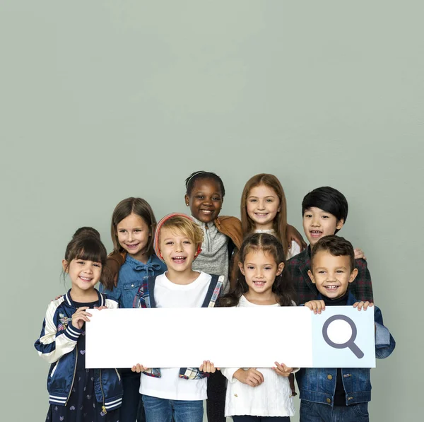 Дети держат панель поиска — стоковое фото