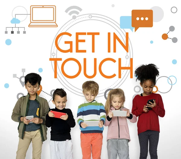 küçük çocuklar dijital cihazlar kullanarak