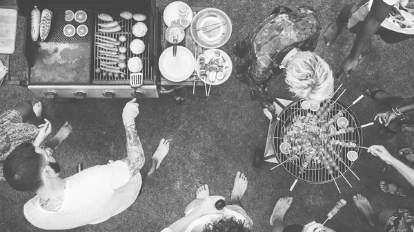 Grupo de amigos cozinhando churrasco — Fotografia de Stock
