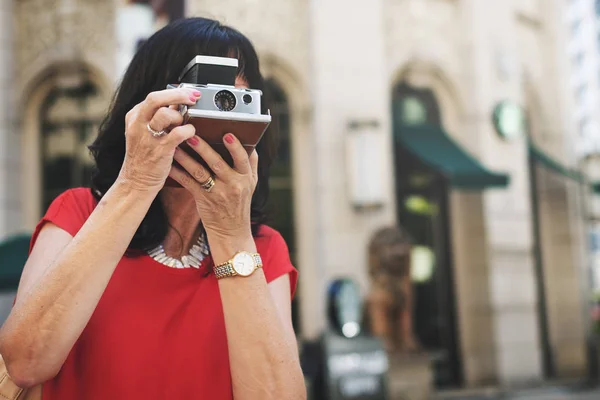 Mujer con cámara al aire libre — Foto de Stock