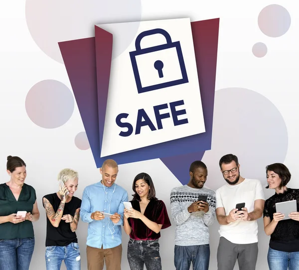 Dijital aygıtlar kullanan insanlar