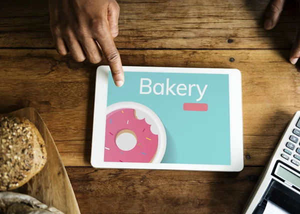 Dijital tablet kullanan kişi 