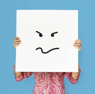 Beyaz afişini suratla kapsayan kişi 