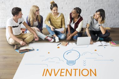 öğrenciler proje üzerinde birlikte çalışma