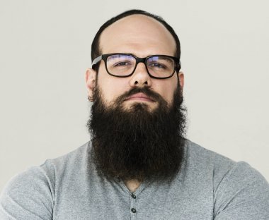 Sakallı adam gözlük takıyor