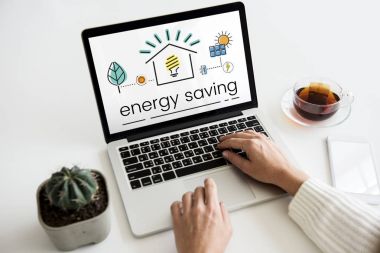 Eller dizüstü bilgisayarda çalışıyor