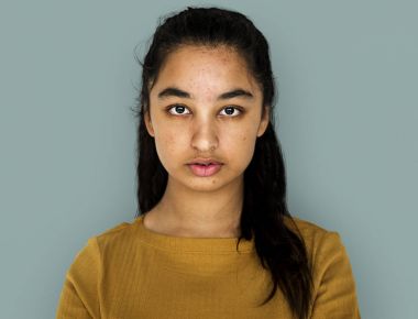 Kadın sakin yüz ifadesi ile