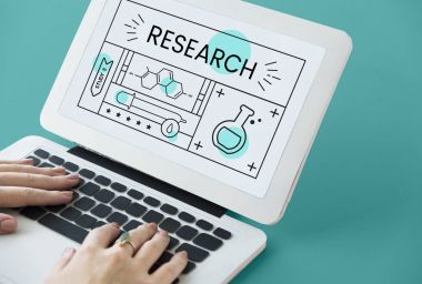 Dizüstü bilgisayarda yazan kadın klavyesi