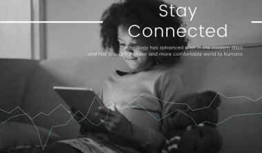 Küçük kız tablet ile oynamak