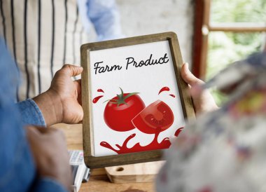 İnsanlar tutar tabela