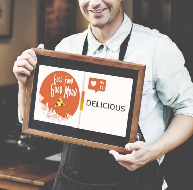 siyah önlük poster tutan adam