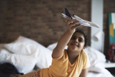 uçak oyuncakla oynamak kız