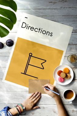 kadının elinde kart yazma 