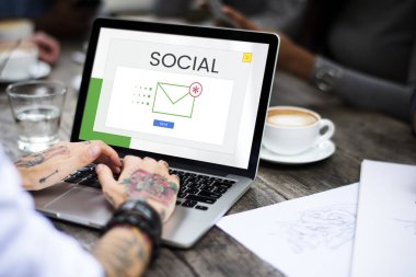 Dizüstü bilgisayarda çalışan kadın