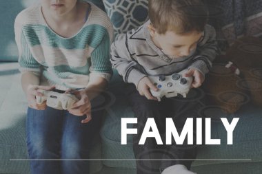 joystick ile oynarken kardeş