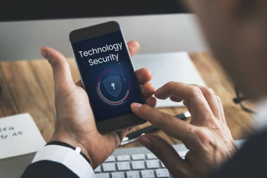 Cep telefonu kullanan iş adamı