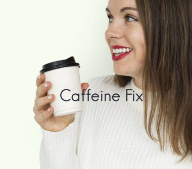 Elinde kahve fincanı tutan kadın.