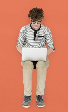 dizüstü bilgisayar kullanan adam