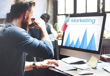 İşyerinde kahve içme adam