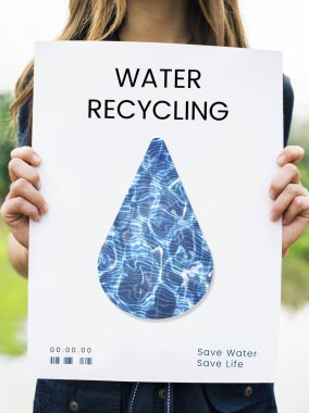 su damlası ile banner tutan kadın