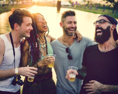  Arkadaşlar eğleniyor.