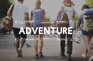 sırt çantaları yolda turistlerle