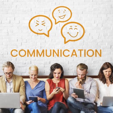 Dijital aygıtlar kullanan insanlar